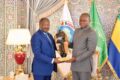 Abdou Abarry recevant d'Oligui Nguema un masque en cadeau. © Communication présidentielle