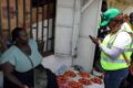 Une commerçante sensibilisée lors de l'opération au marché de Nkembo. © D.R.