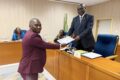 Régis Onanga Ndiaye recevant les revendications des enseignants. © D.R.