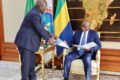Oligui Nguema recevant les conclusions du forum de Dubaï, le 10 février 2026, à Libreville. © Communication présidentielle