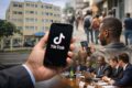 Après la suspension des réseaux sociaux, les autorités gabonaises et TikTok s’orientent vers un dialogue pour encadrer les contenus numériques. © GabonReview/ Dall-E (Intelligence artificielle)