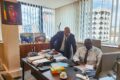 Le maire de Port-Gentil, Pascal Houangni Ambouroue (costume), dans le bureau du directeur général de BGFIBourse, Ulrich Gambigha. © Com. Mairie de POG