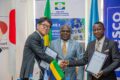 L’ambassadeur du Japon au Gabon, Ando Yoshio et le directeur régional de l’UNESCO pour l’Afrique centrale, Hilaire Mputu concluant leur accord sous le regard du ministre Tonangoye, le 4 février 2026. © D.R.
