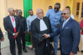 L’ancien Premier ministre et président d'EPG, Alain-Claude Bilie-By-Nze, et leur avocat, Me Jean Paul Moumbembé, le 11 mars 2026, au tribunal de Libreville. © GabonReview