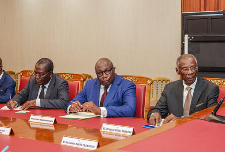 Comme si la gestion d'un État pouvait se ramener à une émission de téléréalité. Un président de la République surexposé, une action publique brouillée et une parole officielle banalisée. Pourquoi médiatiser ces moments pour en dissimuler l'essentiel ? © Communication présidentielle Gabon