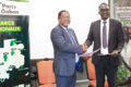 Le directeur exécutif de l’ANPN et le directeur régional du FSC scellant leur accord, le 12 mars 2026 à Libreville. © GabonReview
