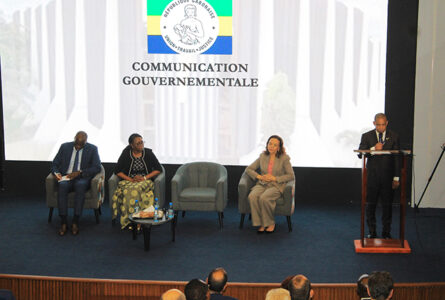 Le ministre de la Communication et des Médias, Germain Biahodjow, s’adressant aux chefs des missions diplomatiques, des postes consulaires, le 19 mars 2026, à Libreville. © GabonReview