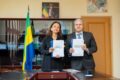 Les deux signataires exhibant l'accord au terme de la cérémonie.  © Com. ministère