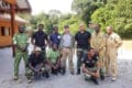 Le milliardaire américain, Jeff Bezos (au milieu), fondateur d’Amazon et du Bezos Earth Fund, lors d’une visite en 2022 au Gabon (image d'archives). © D.R.