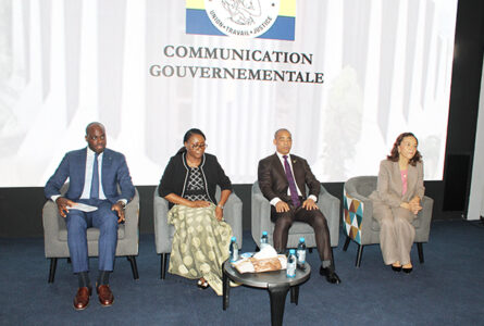 Les quatre membres du gouvernement gabonais, dont la ministre de la Santé, le professeur Elsa Nkana Joséphine Ayo-Bivigou (à droiteà, face aux diplomates, le 19 mars 2026, à Libreville. © GabonReview