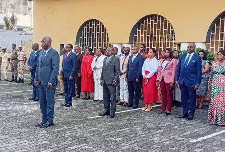 Le ministre de la Justice, Garde des Sceaux, chargé des Droits humains, Augustin Emane, et des agents du ministère lors de la levée des couleurs. © D.R.