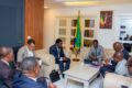 Le ministre Sosthène Nguema Ngueama échangeant avec les responsable de Manajem Gabon, le 31 mars 2026. © D.R.