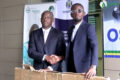 Gélin Bissielou Bissielou recevant son kit du vice-président du gouvernement, le 16 mars 2026. © GabonReview (Capture d’écran)