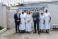 De gauche à droite : l'Ambassadeur de l’ordre de Malte au Gabon, Nicolas Chevrinais ; la ministre de la Santé, Dr Elza Ayo Bivigou (robe blanche) ; et le Grand Maître de l'Ordre Souverain de Malte, Fra John Dunlap, posant avec les sœurs Claretaines du Centre de Santé Saint-Joseph de Lalala. © D.R.