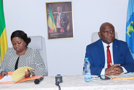 Le président du bureau du conseil municipal d’Owendo (à droite) et le gouverneur de l’Estuaire, le 19 mars 2026. © GabonReview