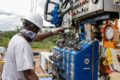 Un employé de ReconAfrica en pleine opération sur un site d'exploration. © D.R.