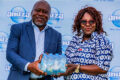 Le président de la LINAF, Brice Mbika Ndjambou recevant la dotation en eau des clubs, le 24 mars 2026. © D.R.