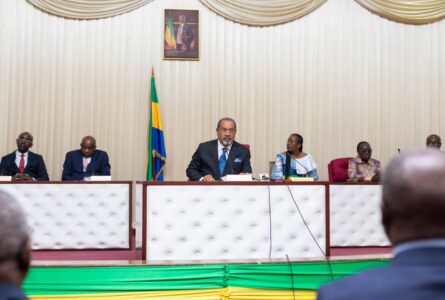Le président, Guy Bertrand Mapangou, et les membres du bueau du CESEC, lors de la cérémonie de clôture, le 17 mars 2026. © D.R.