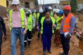 La ministre et l'ambassadeur de France au Gabon sur un des chantiers. © Facebook/Amb. France Gabon