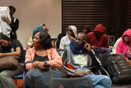 Quelques-uns des 36 gabonais à l'aéroport de Libreville. © Capture d'écran/TV5Monde