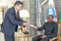 Brice Clotaire Oligui Nguema recevant de l'ambassadeur chinois la lettre de félicitations de son homologue chinois à l’occasion de son anniversaire. © Com. présidentielle
