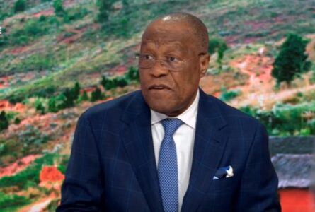 Le PRr Albert Ondo Ossa sur le plateau de TV5Monde. © Capture d'écran/TV5Monde