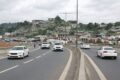 Vue de quelques véhicules sur la RN 1 à Libreville. © Steeve Jordan/AFP/IA