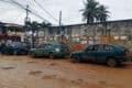 Vue des clandos en partance pour le Lycée technique et le quartier Awoungou, le 25 avril 2026 à Akournam 2 (Owendo) : sur ces lignes, faute de monnaie, le tarif passe souvent du simple au double. © GabonReview