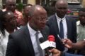 Le président fondateur de l'AO CMS, Bosco Alaba Fall (micros) et à sa gauche Landry Nkeyi, présidentdu collectif des clubs professionnels (image d'archives). © D.R.