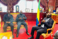 Michel Régis Onanga M. Ndiaye s’entretenant avec Hashir Mabignath Sall Joumas. © D.R.
