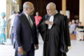 L'ancien Premier ministre Alain-Claude Bilie-By-Nze et Maître Jean Paul Moumbembé lors d’une audience au tribunal de Libreville (archive). © GabonReview