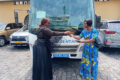 La Secrétaire générale adjointe de la Chancellerie, Arlette Mermoz Ntsame Nzeng, remettant les clés au président du Tribunal de Ntoum, Julie Obame Ndong Ntsame. © D.R.