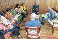Maurice Ntossui Allogo échangeant avec l’équipe de TNC, le 22 avril 2026. © GabonReview