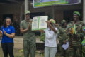 Maurice Ntossui Allogo, ministre des Eaux et Forêts, procédant à la remise d’une décision de création de forêts communautaires à une bénéficiaire, le 3 avril 2026. © D.R.