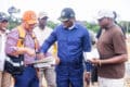 Brice Clotaire Oligui Nguema vérifiant les travaux de Cocobeach, le 24 avril 2026. © Gabon Développement