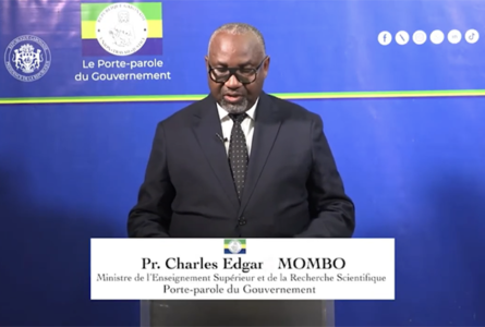 Le Porte-parole du Gouvernement, Charles E. Mombo, faisant lecture du communiqué final du Conseil des ministres du 30 avril 2026 sur Gabon 1ère. © GabonReview (capture d’écran)