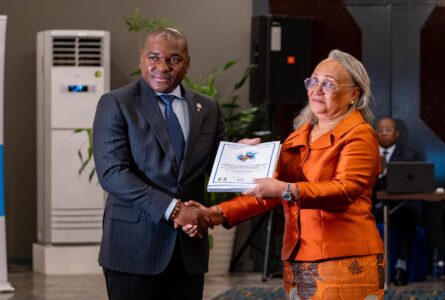 Le ministre d'Etat Ulrich Manfoumbi Manfoumbi réceptionnant l'enquête destinée au président de la République. © D.R.