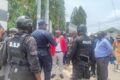 Deux des initiateurs de la marche, dont Dr Axel Nguema Edou (en veste) en discussions avec les policiers. © GabonReview