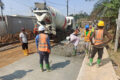 Des techniciens sur le chantier d’une route en béton dont les travaux ont été lancés après les événements d’août 2023. © GabonReview
