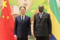 Le président de l’Assemblée nationale, Michel Régis Onanga M. Ndiaye, et le vice-président du Comité permanent de l’Assemblée populaire nationale (APN) de Chine, Wu Weihua, le 7 avril 2026, à Libreville. © D.R.