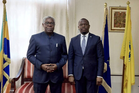 Le gouverneur du Woleu-Ntem, Jules Djeki et le directeur général de la Compatibilité et du Trésor, Luther Abouna à l’issue de la rencontre. © D.R.