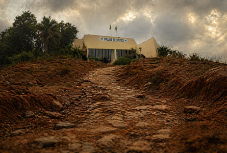 En s’engageant sans avoir, au préalable, répondu à certaines interrogations fondamentales, la justice a emprunté un chemin escarpé. Sans s’en rendre compte, elle a pris le risque de dénuder l’appareil d’État. © Illustration IA / GabonReview