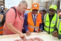 Le ministre de la Mer, de la Pêche et de l’Économie bleue, Aimé Martial Massamba (au milieu), s’imprégnant de la marée en crustacés. © AGPGabon
