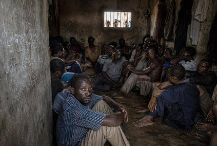 Entre 400 % et 700 % de surpopulation carcérale à la prison centrale de Libreville. Et, «On est encore en train de subir des cas de torture et même des gens qui perdent la vie», dixit ïcha Claudine Tsoumbou, au micro de RFI. © illustration IA / GabonReview