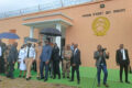 Le président de la République, Brice Clotaire Oligui Nguema, et sa délégation visitant la Maison d’arrêt des mineurs de Port-Gentil. © D.R.