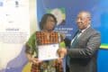Remise des attestations de participation par Joël Richard Boungat, directeur de cabinet du ministère de la Réforme, au terme de l'atelier, le 24 avril 2026 à Libreville. © GabonReview