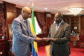 Le président de l’Assemblée nationale, Michel Régis Onanga M. Ndiaye recevant le rapport du Conseiller spécial politique et diplomatique de la Secrétaire générale de la Francophonie, Désiré Nyaruhirira. © D.R.