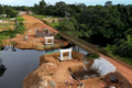 Le pont sur la rivière Woleu, l'un des rares chantiers du Woleu-Ntem à afficher un bilan satisfaisant, dans un pays où moins de 20 % du réseau routier reste bitumé malgré des décennies de financements. © GabonReview (capture d’écran)
