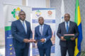 Luther Steeven Abouna Yangui (DGCPT), au centre, et Adelphe Gildas Mickoto (ANUTTC) (à droite) lors de la signature du protocole d'accord destiné à faciliter l'accès des agents du Trésor à la propriété foncière. Libreville, le 16 avril 2026. © Facebook/TresorPublicGabonais