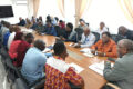 Le Pr Charles Edgard Mombo échangeant avec les syndicalistes, le 10 avril 2026. © GabonReview